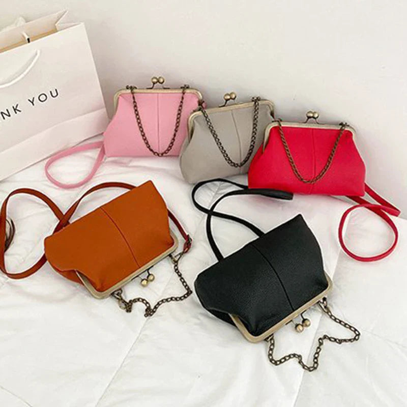 Cartera con textura lychee y cadena