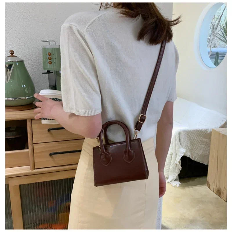 Cartera Mini Cuadrada Retro – Estilo Mensajero