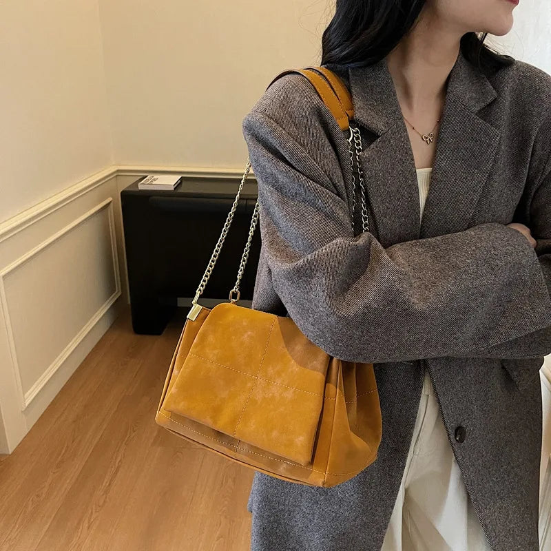 Cartera Tote con Cadena – Símil Cuero Blandito