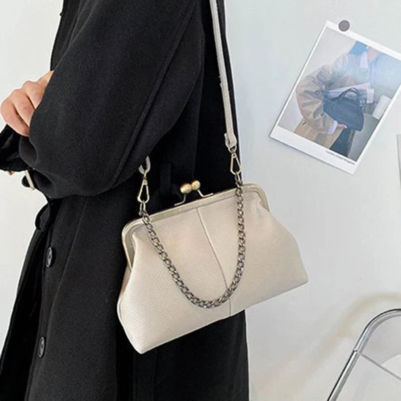 Cartera con Textura Lychee – Cadena y Broche