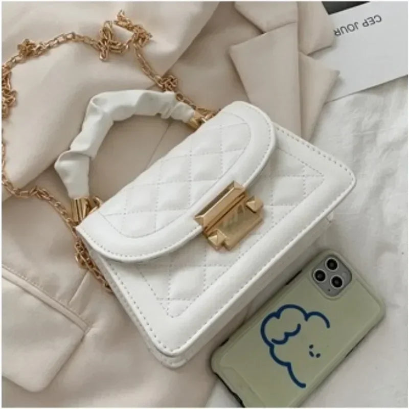Cartera Mini Romboidal con Cadena – Símil Cuero