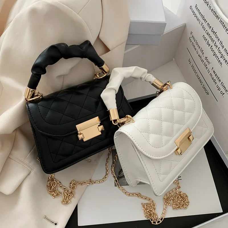 Cartera cuadrada chica con cadena