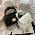 Cartera mini romboidal con cadena