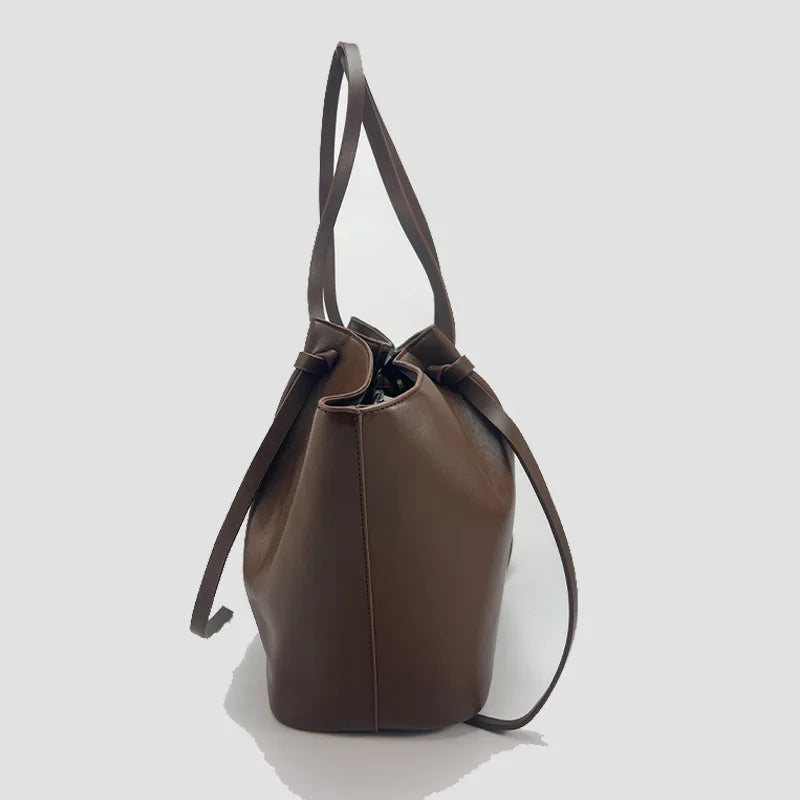 Cartera Tote Trapecio – Cierre Metálico de Diseño