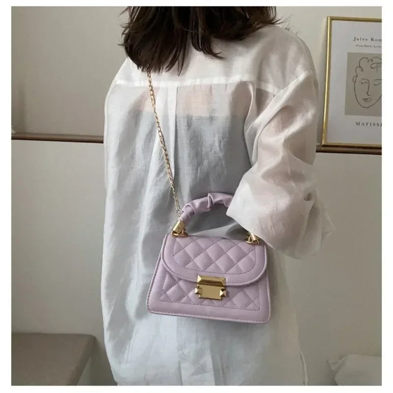 Cartera Mini Romboidal con Cadena – Símil Cuero