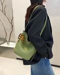 Cartera de mano elegante con correa